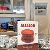 Sul bancone sono poi impilati uno su l�altro gli alfajor, protetti dalla carta stagnola per preservarne il gusto